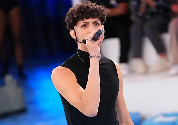 Amici, le pagelle: Mida frigna ma piace alle ingrifate (voto 2), Pettinelli contro l'autotune (8), caos per Lucia eliminata (Angelina Mango pensaci tu) e...