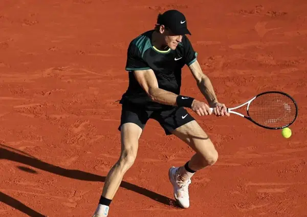 I crampi, l'errore arbitrale e la terra rossa: i motivi dietro all'eliminazione di Sinner a Montecarlo