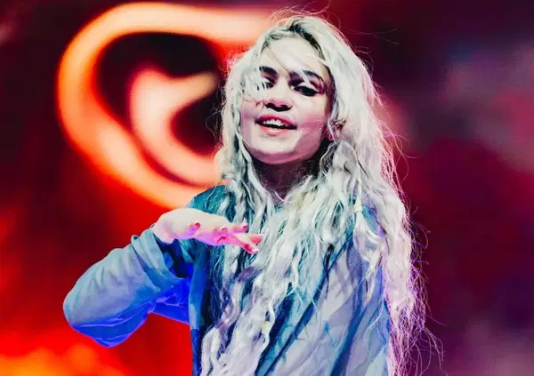 La figura di mer*a di Grimes al Coachella dimostra che il Dj &egrave; un mestiere serio, non da improvvisati della consolle