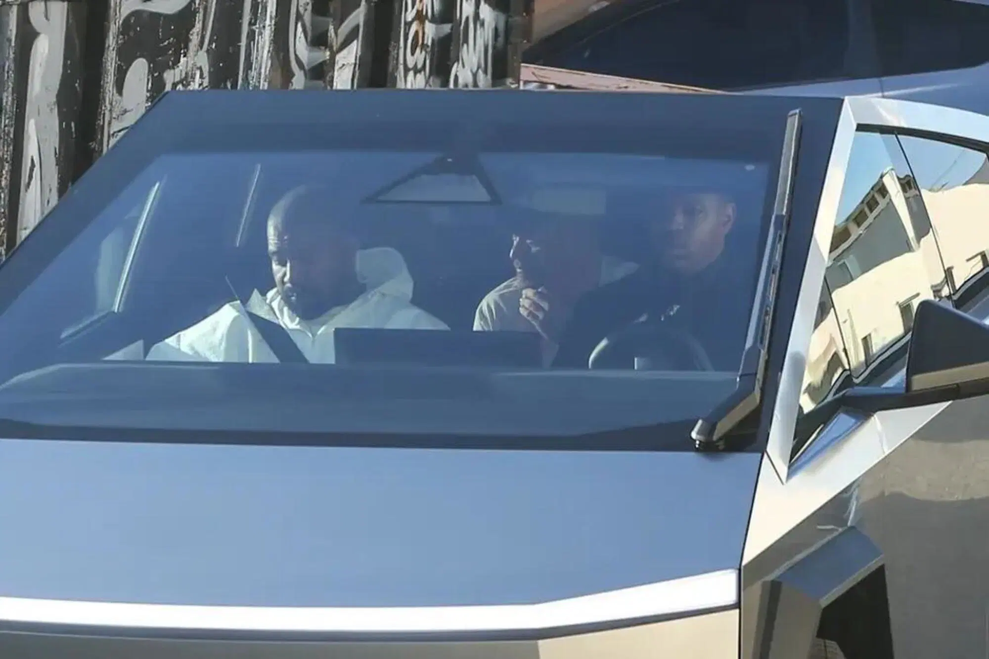 Kanye West al bordo del Tesla Cybertruck