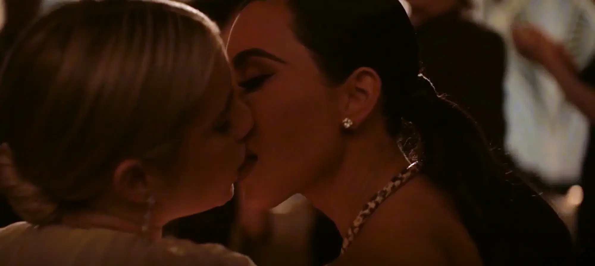 Kim Kardashian bacia Emma Roberts 