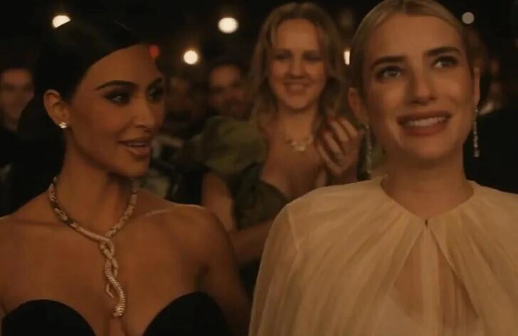 Kim Kardashian ed Emma Roberts in un'altra scena della serie