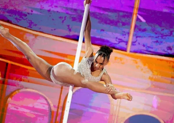 Amici, le pagelle: Petit massacra Caruso con l'autotune (2), date la coppa a Marisol (9), cacciate Zerbi (0), Gaia eliminata dalla controfigura (4) e Sarah e Mida...