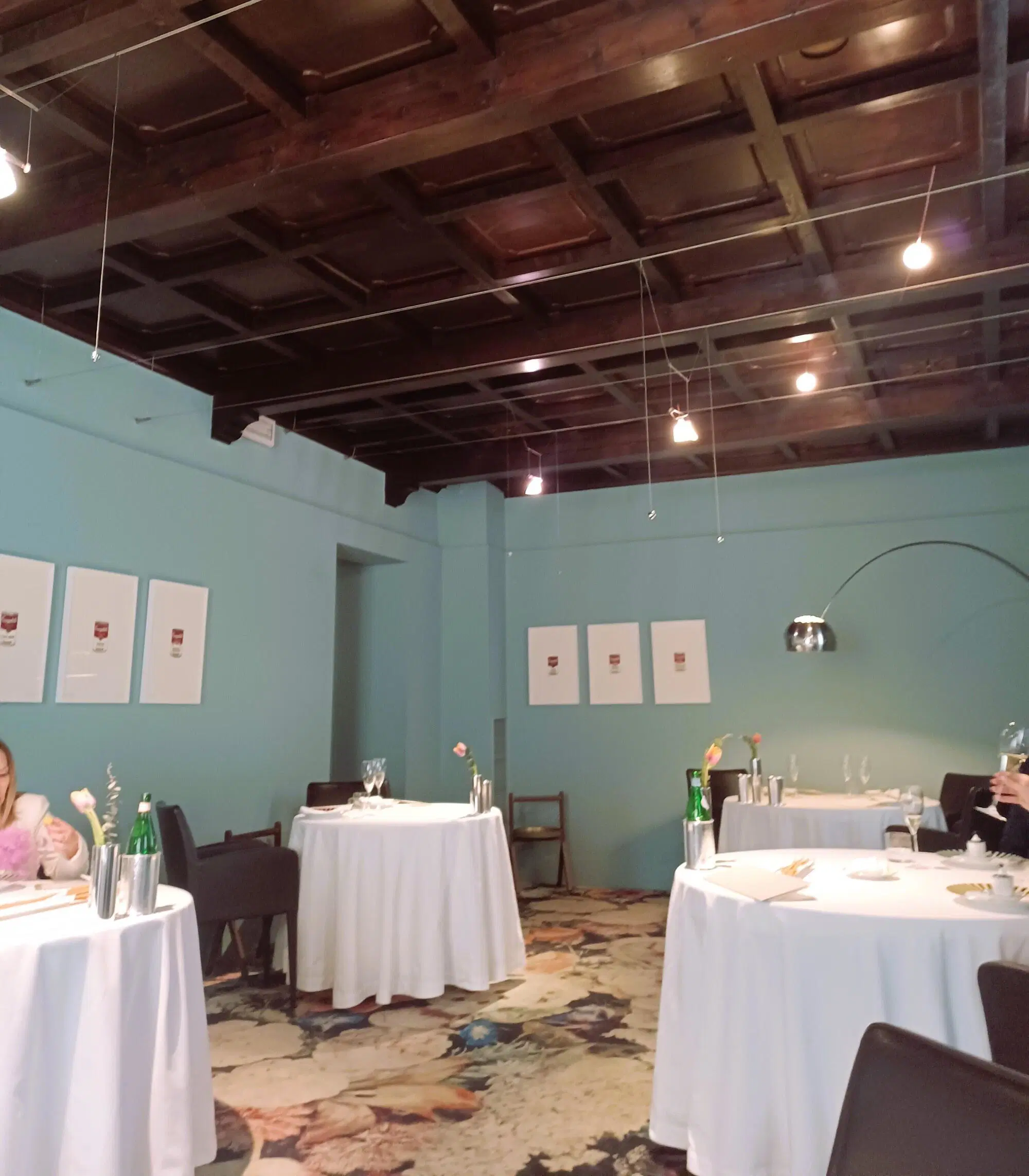 La sala interna dell'Osteria Francescana di Massimo Bottura