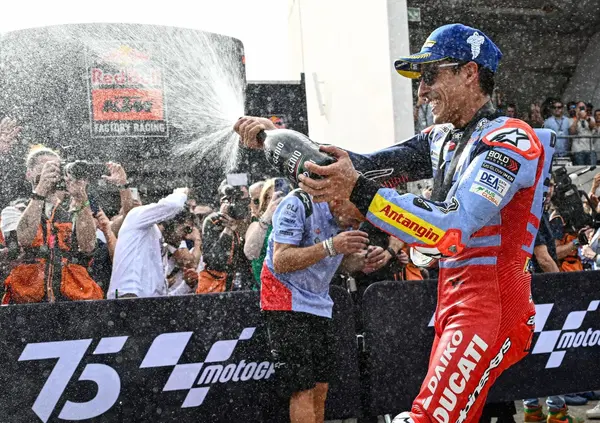 Marc Marquez ha gi&agrave; gli occhi sul mercato piloti: "Non ho problemi per il futuro, tutte le porte sono aperte per chi &egrave; veloce"