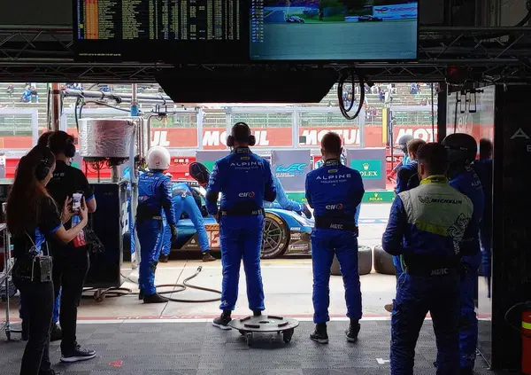 Dentro ai box del WEC a Imola per scoprire il "lavoro sporco" di chi realizza i sogni dei piloti