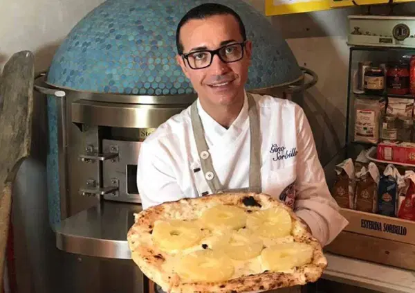 Siamo andati a mangiare la pizza all&rsquo;ananas di Gino Sorbillo a Napoli, ma ne vale davvero la pena? Al prezzo di 15 euro meglio la tradizione o l&rsquo;innovazione? 