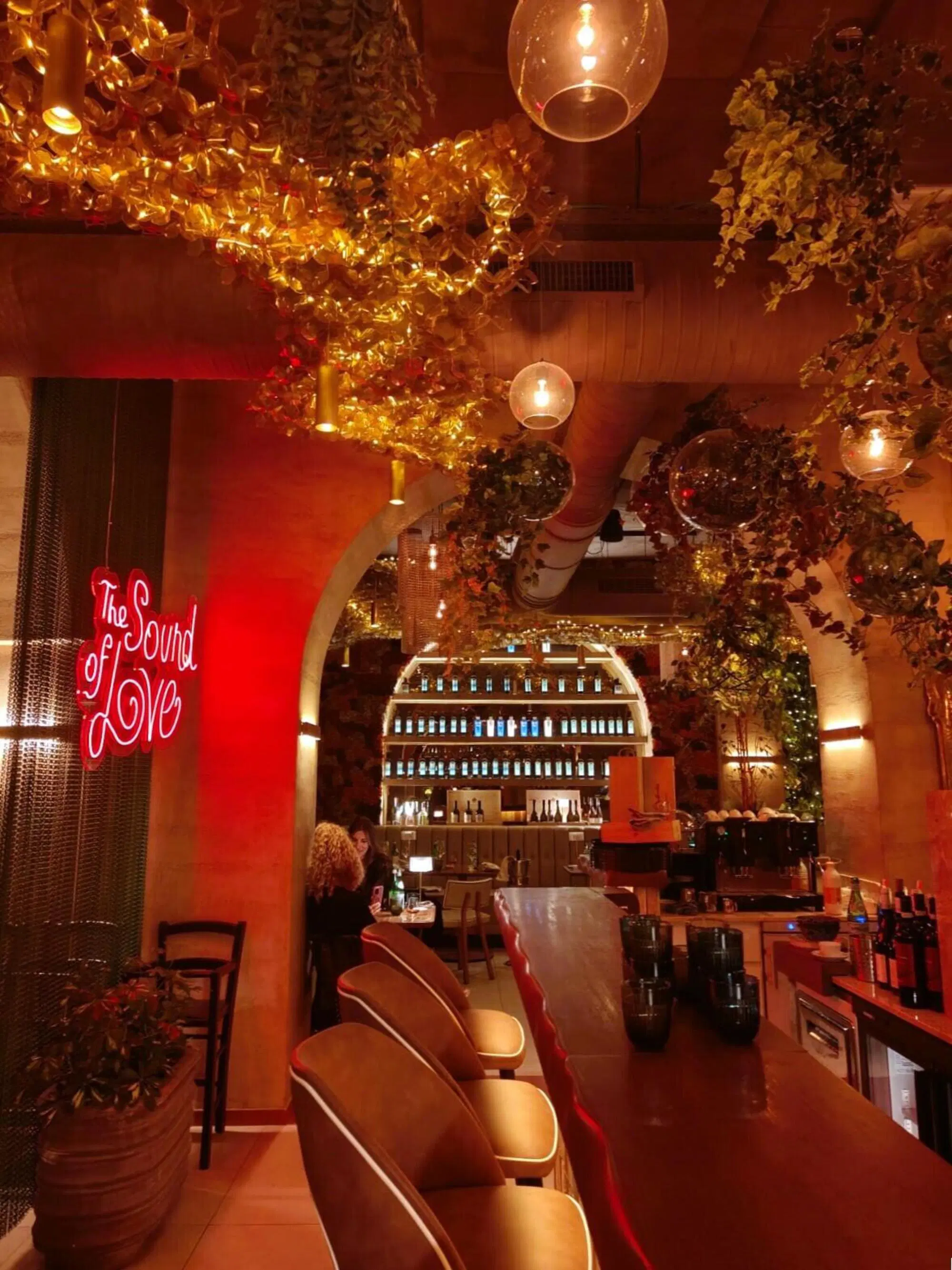 L'interno del locale con il soffitto "alveare"