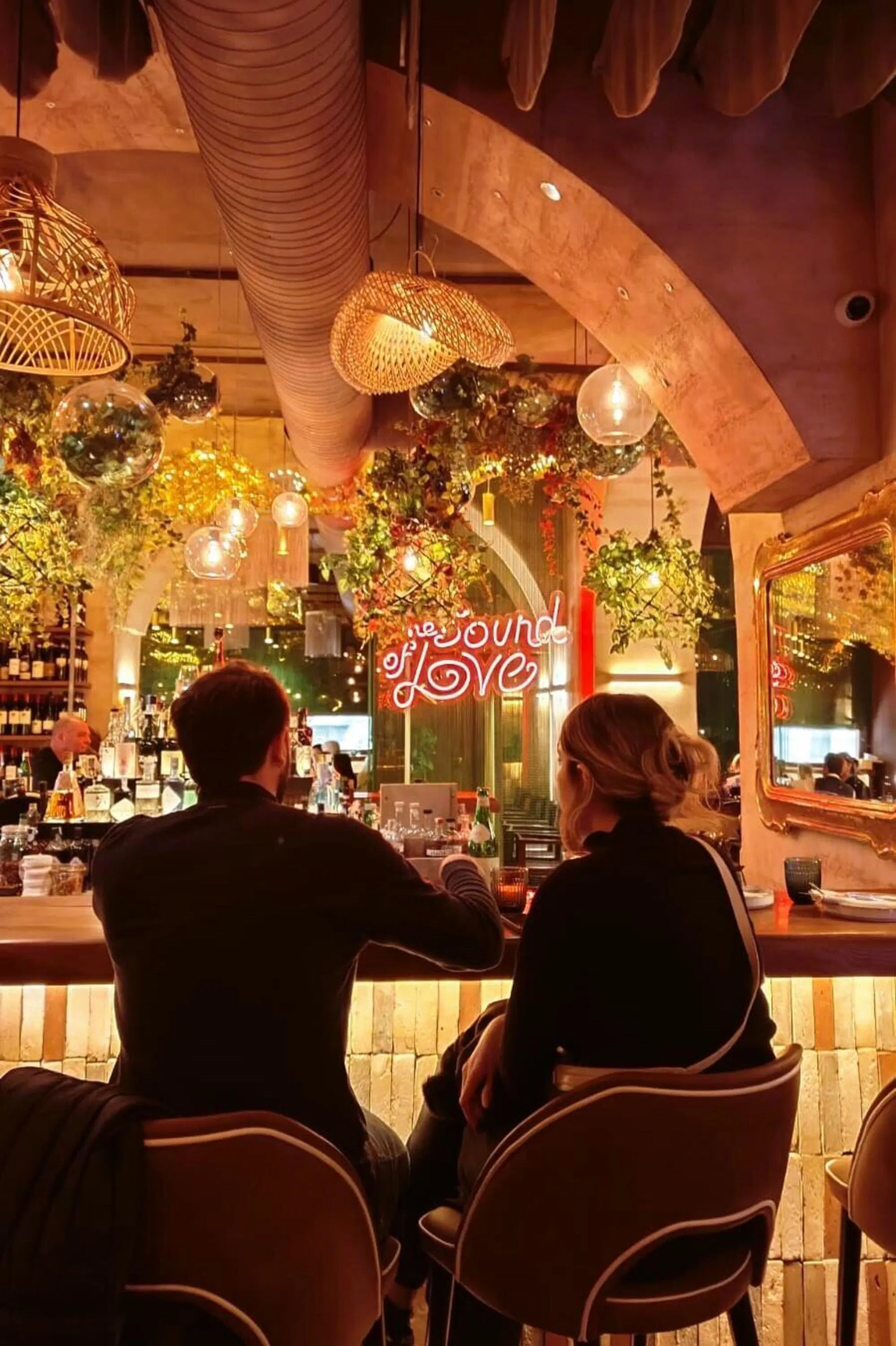 La scritta "The Sound of Love" dietro al bancone