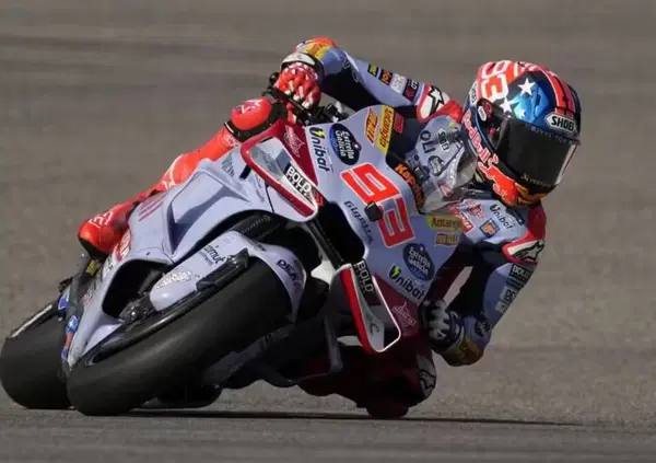 Impiccatissimo, ma davanti: per Marc Marquez la prima volta con Ducati davanti a Bezzecchi e Martin. Pecco settimo...