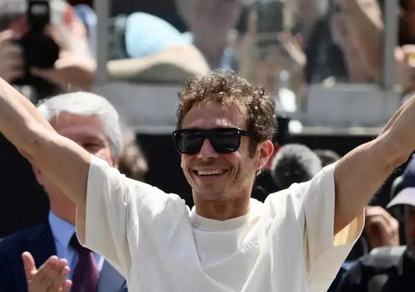 Valentino Rossi gode con Bagnaia: "Marquez tende a mangiarti in testa, sono in debito con Pecco..."