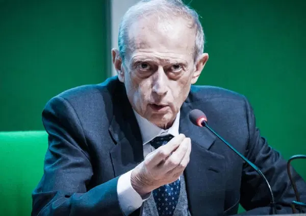 Piero Fassino e il profumo (rubato) di donna: era per la moglie, l'amante o...? Ecco l&rsquo;ipotesi di Mario Giordano