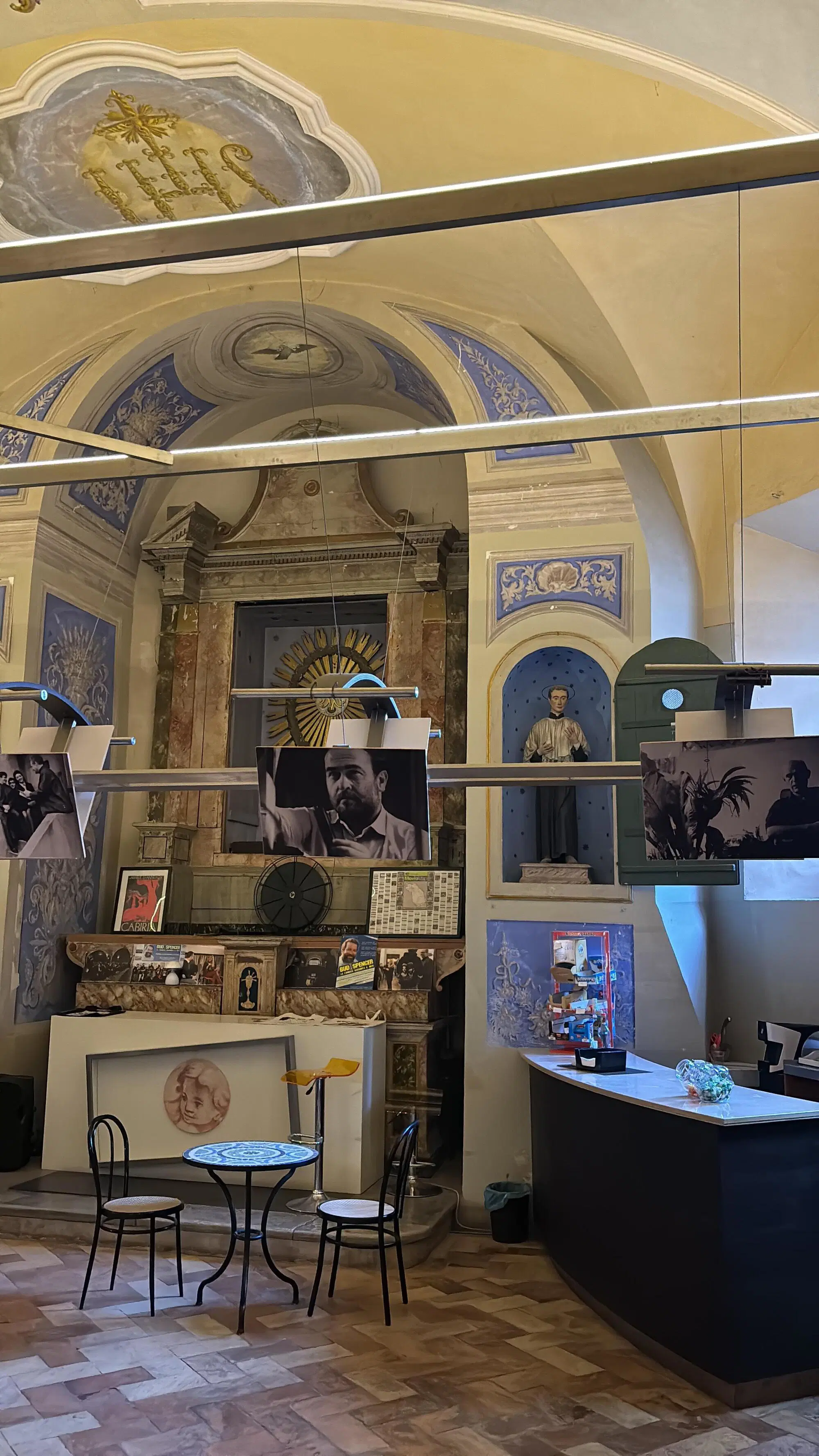 L'ingresso e il bar del cinema d'essai "La sala degli artisti" di Fermo