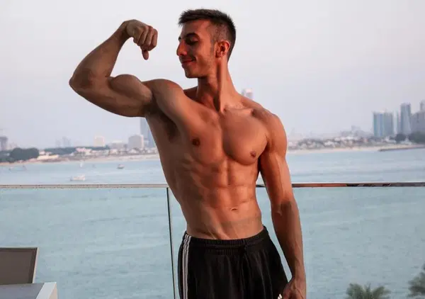 Ma davvero un tiktoker e influencer palestrato come Ezze pu&ograve; far guarire dai disturbi alimentari? Ecco il fact-checking dello psicologo sul "mental coach"