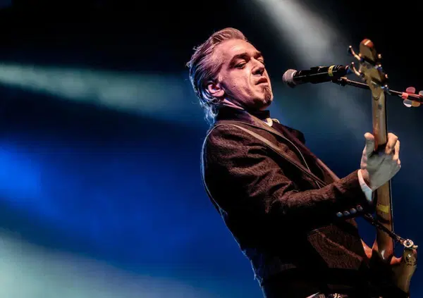 Morgan turba il comfort del Concertone del Primo Maggio con l'inedito "Disruptive", l'amarissima filastrocca per malpensanti 