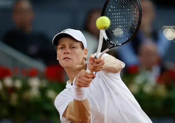 Jannik Sinner si ritira a Madrid: che cosa sappiamo sul problema all'anca destra