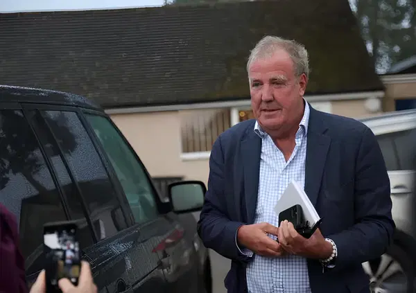 Jeremy Clarkson come Berlusconi? The Economist di John Elkann lo attacca (per le auto elettriche?) dopo Top Gear e la Fattoria: &ldquo;Incoerente, santo patrono della noia, perch&eacute;...&rdquo;