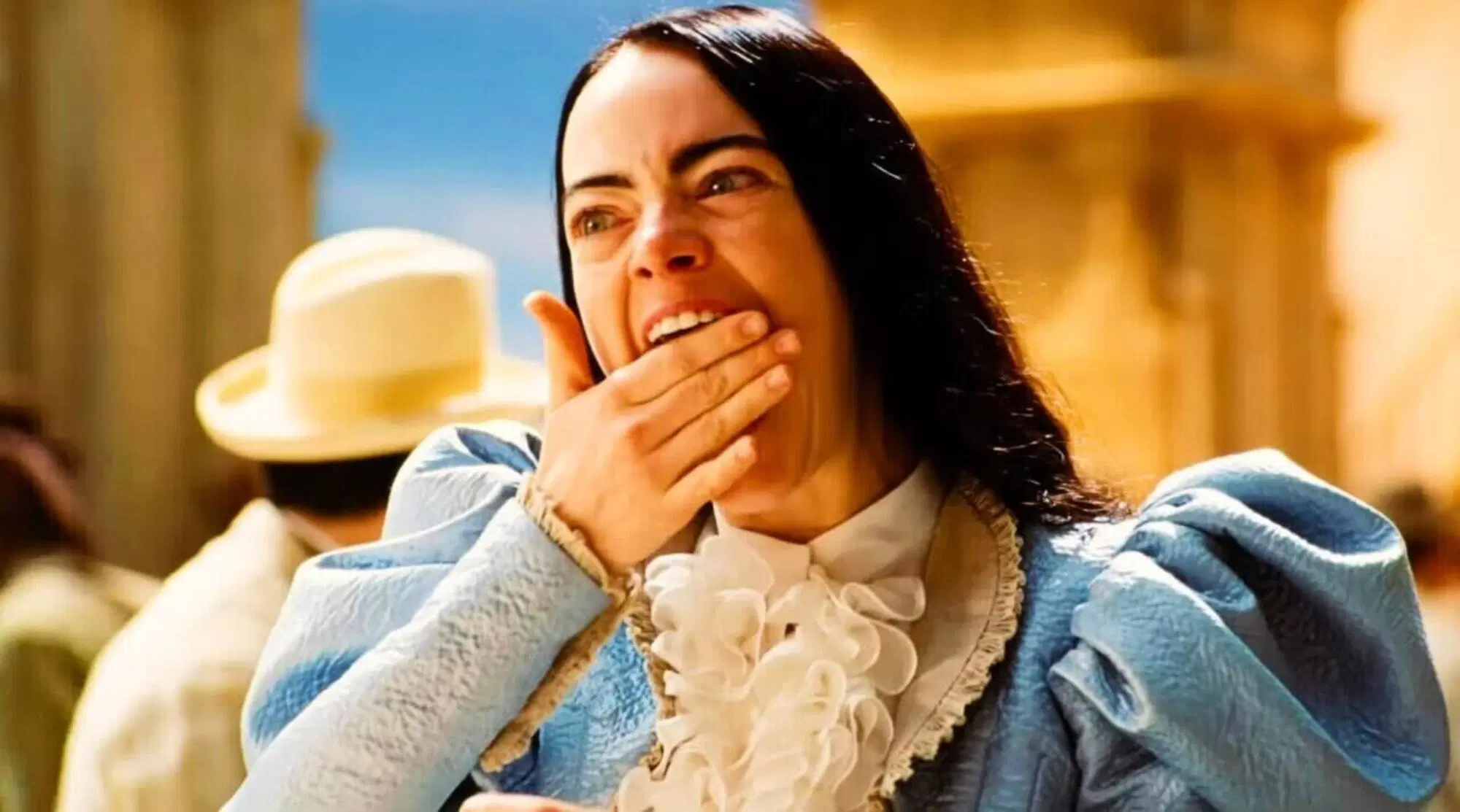 Emma Stone nei panni di Bella Baxter mentre mangia i dolcetti portoghesi in una scena di &ldquo;Poor Things&rdquo;