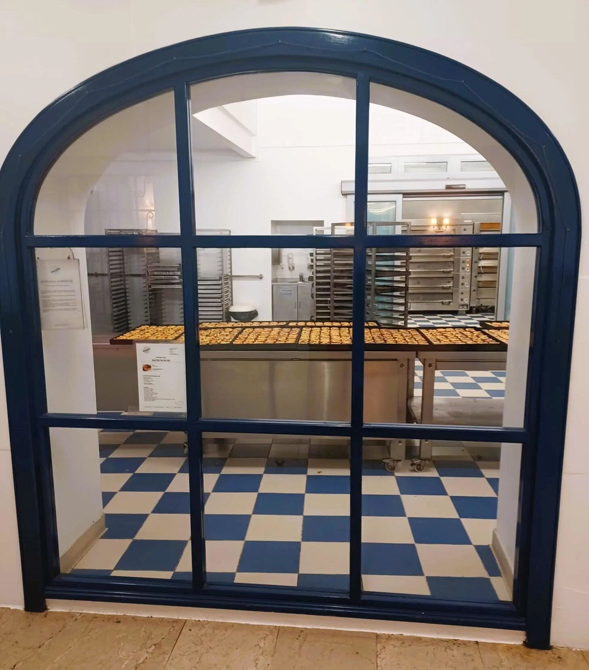 L'interno della storica fabbrica di dolci, i pastel de Belem