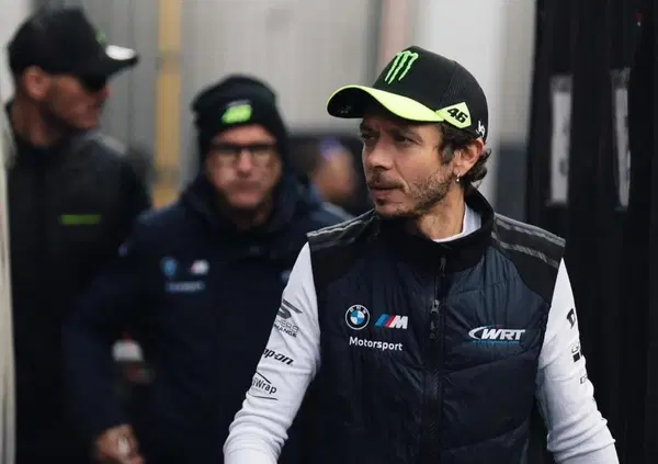 Valentino Rossi ritirato a Brands Hatch: cos'&egrave; successo al Dottore nel primo weekend Sprint del GT World Challenge