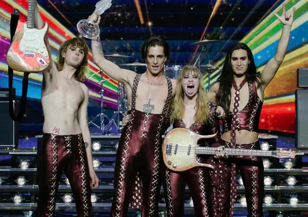 L&rsquo;Eurovision vuole sembrare cool ma &egrave; una tamarrata pazzesca (e c&rsquo;entrano anche Damiano dei M&aring;neskin e i capezzoli di Victoria)