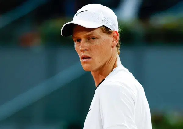 Jannik Sinner come Andy Murray o come Marc Marquez? Dopo l'infortunio all'anca parlano i medici della Clinica Mobile di MotoGP e Superbike, Zasa e Fioruzzi: &ldquo;Ecco cosa rischia&rdquo;