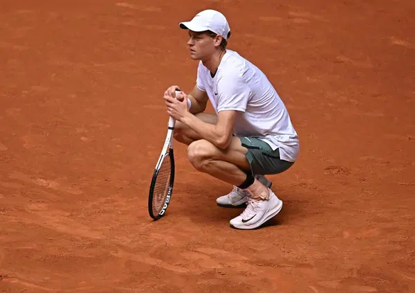 Dopo Alcaraz anche Jannik Sinner va alla Juve: terapie al J Medical (come Berrettini) dopo l'infortunio all'anca per provare ad arrivare al Roland Garros. Basteranno?