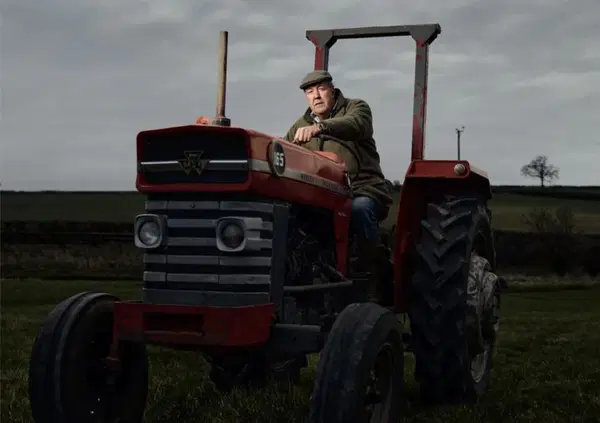 Quanto guadagna Jeremy Clarkson per la Fattoria su Prime Video (meglio di Top Gear?)? Ed ecco perch&eacute;, oltre a farvi ridere o incazzare, vi far&agrave; piangere (e c'&egrave; pure la fidanzata Lisa Hogan)