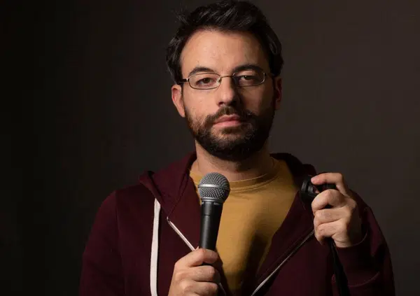 Stefano Rapone, dall&rsquo;esordio come &ldquo;taglialegna&rdquo; alla stand-up in Giappone. Intervista al comico-cartoon: &ldquo;Politicamente corretto? Positivo&rdquo;. E sulla Chiesa e la politica&hellip;