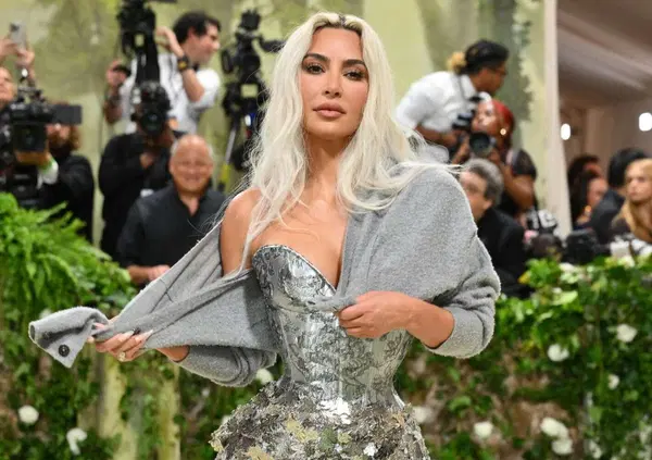 Kim Kardashian, &ldquo;costole rimosse&rdquo;, &ldquo;mani rifatte&rdquo;: le ultime teorie sulla chirurgia plastica dell'ex moglie di Kanye West. Che continua a copiare Bianca Censori?