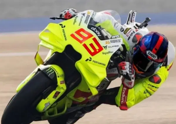 Marc Marquez pagato da Valentino Rossi: la goliardata social che Carlo Pernat non s'&egrave; fatto scappare