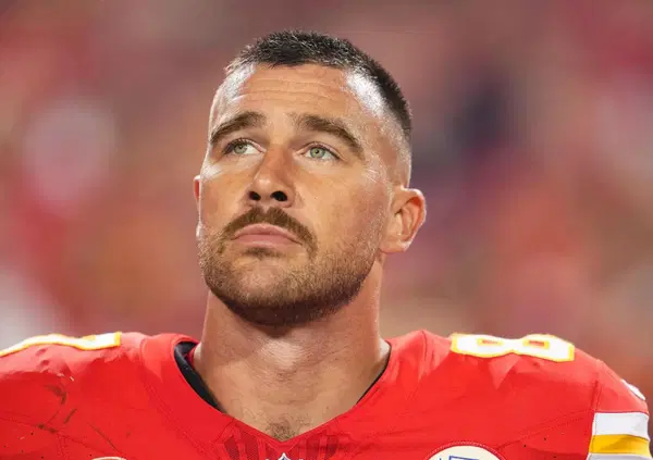 Dall'anno d'oro al rinnovo con i Chiefs: chi &egrave; Travis Kelce, l&rsquo;atleta &ldquo;oltre&rdquo; Taylor Swift 