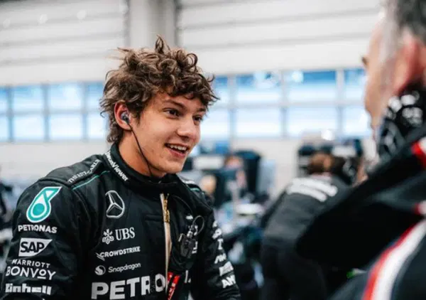 [VIDEO] Kimi Antonelli in versione "rider" alla sua gara di casa: ecco cosa ha portato agli uomini Mercedes