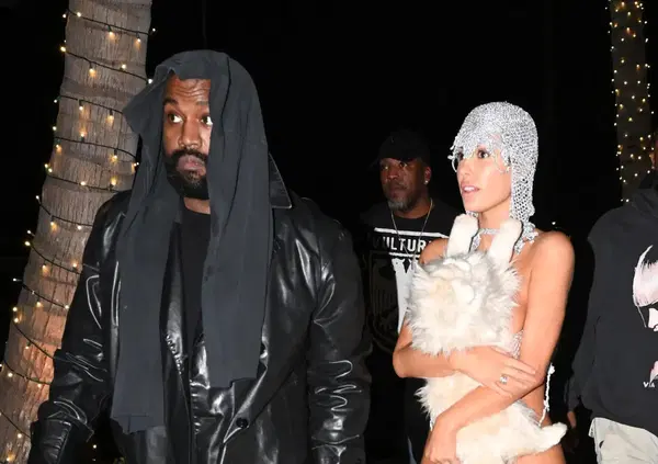 Kanye West e Bianca Censori sono diventati poveri? Ecco dove sono andati a mangiare (nonostante il Tesla Cybertruck). Ma di romantico c'&egrave; poco perch&eacute; tra Ye, la moglie e Yeezy...