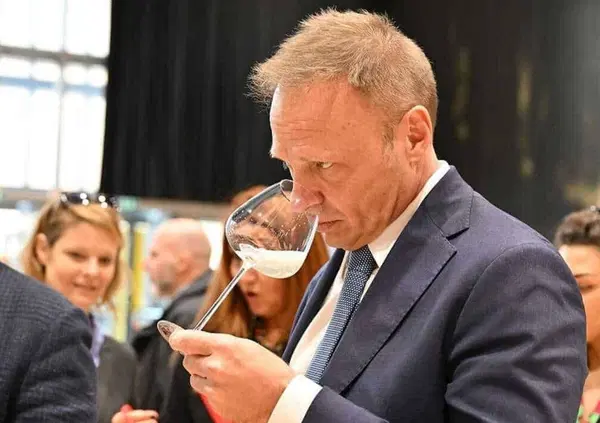 Formaggi (e vini) italiani "imposti" nei men&ugrave; dei ristoranti per legge? Lollobrigida fa retromarcia, ma ha ragione. Vissani: &ldquo;Spinge il Made in Italy&rdquo;. E su quelli vegani&hellip; 