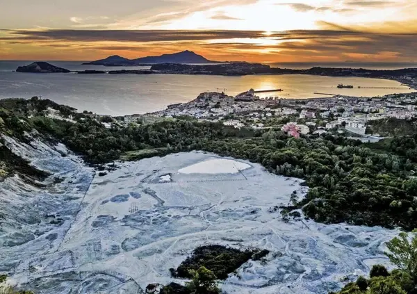 Benvenuti ai Campi Flegrei, l'unico supervulcano al mondo con dentro una citt&agrave; 
