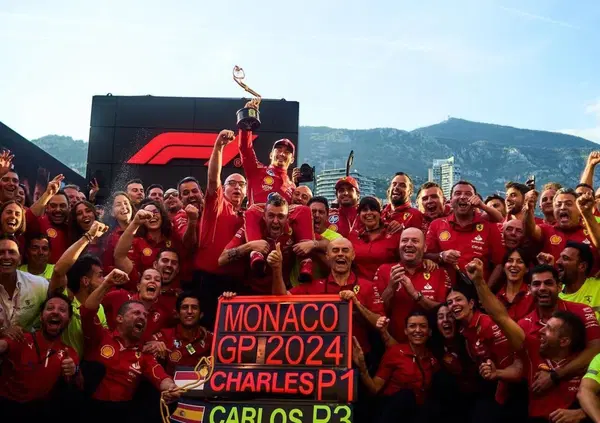 La vittoria di Charles Leclerc a Montecarlo dagli occhi di chi c'era: una canzone dei Ricchi e Poveri, il tuffo in mare e le lacrime del paddock 