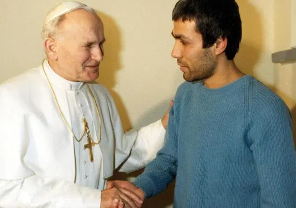 Nuove rivelazioni di Al&igrave; Agca: dall'attentato a Wojtyla alla scomparsa di Emanuela Orlandi. Ma davvero siamo ancora disposti a credergli solo perch&eacute; malato?