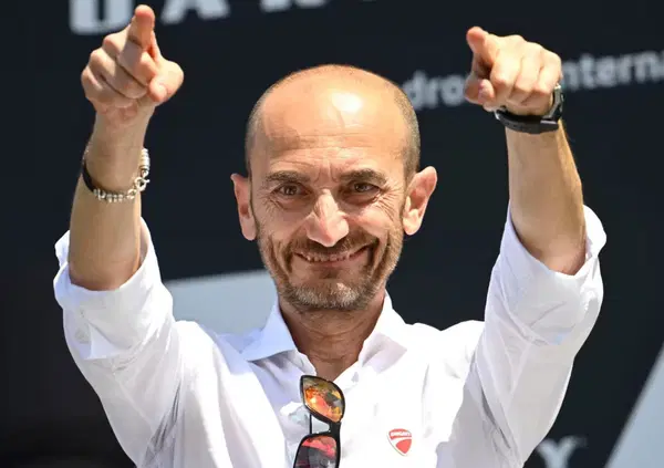 Marc Marquez e Claudio Domenicali: l'abbraccio svela ci&ograve; "che non si pu&ograve; sapere". Intanto dalla Spagna...