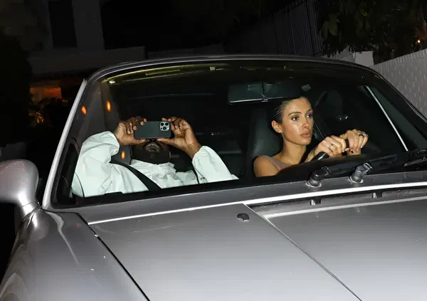 Bianca Censori, ma come guidi con Kanye West? Sulla Porsche la moglie di Ye rimane in mutande, e intanto lui si nasconde...