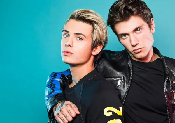 C&rsquo;eravamo tanto odiati: Fedez e Emis Killa, da &ldquo;infami&rdquo; a Sexy Shop, agli scazzi e la reunion di Benji e Fede, che fingano di amarsi ne abbiamo davvero bisogno?