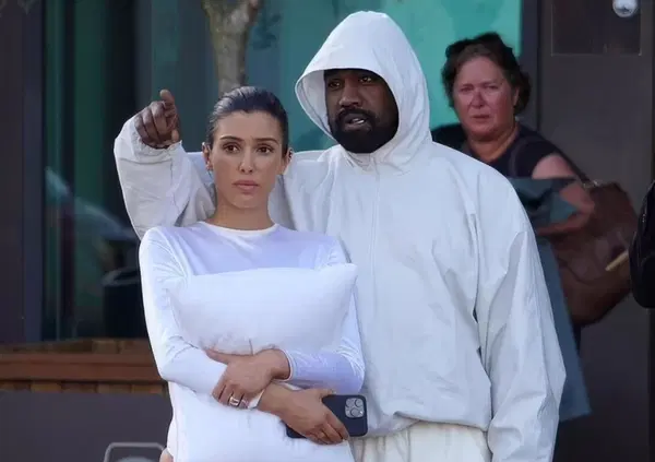 Ma perch&eacute; Bianca Censori con Kanye West si mette un cuscino sulle tet*e, come in Italia a Firenze? Ecco cosa dice il linguaggio del corpo della moglie di Ye: Runaway o solito Carnival?