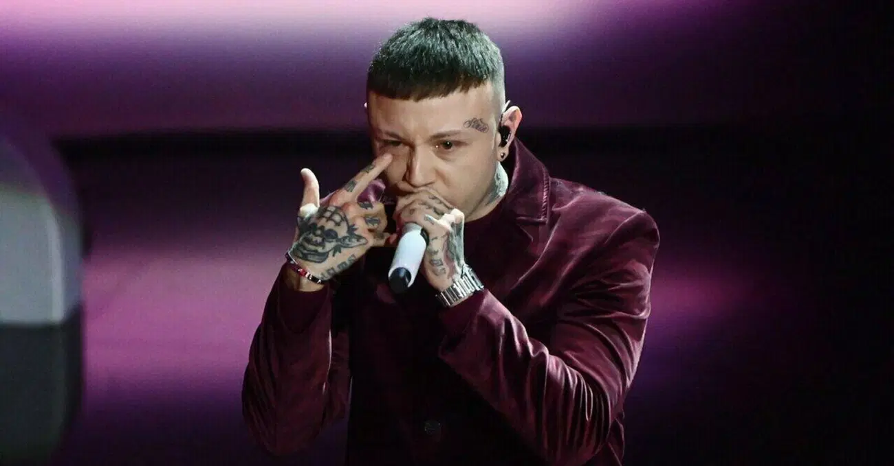 Ma se avesse ragione Lazza sui giornalisti e le &ldquo;interviste&rdquo; banali e copia-incolla (con l'approvazione di Laura Pausini)? E di che &egrave; la colpa? Perch&eacute;...