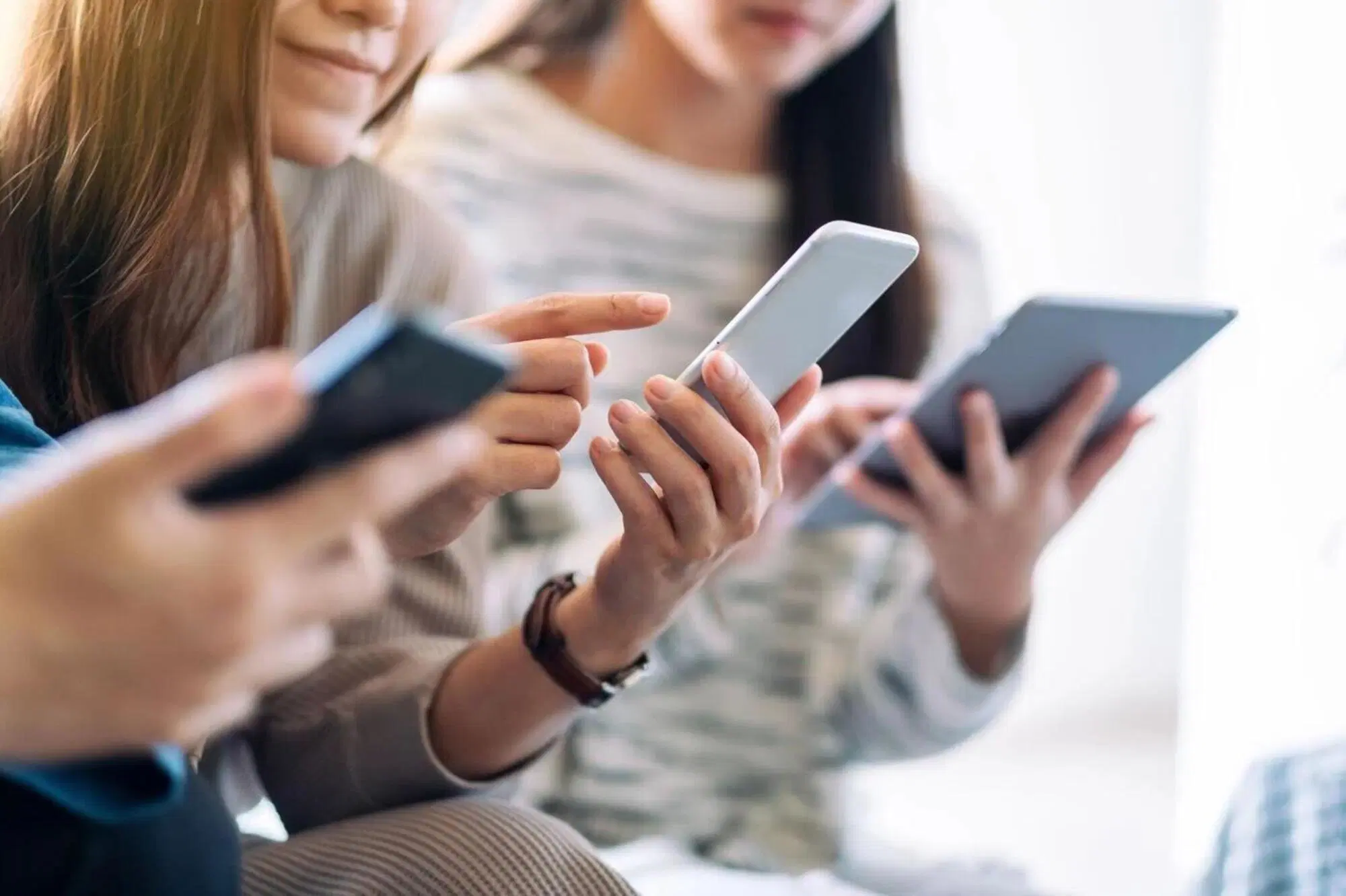 L'uso degli smartphone e dei social fra adolescenti