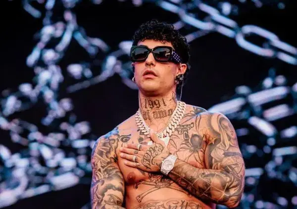 Ma il "povero" Tony Effe che sproloquia di paghetta e metri quadri da Gazzoli ha idea di cosa sia la povert&agrave;?