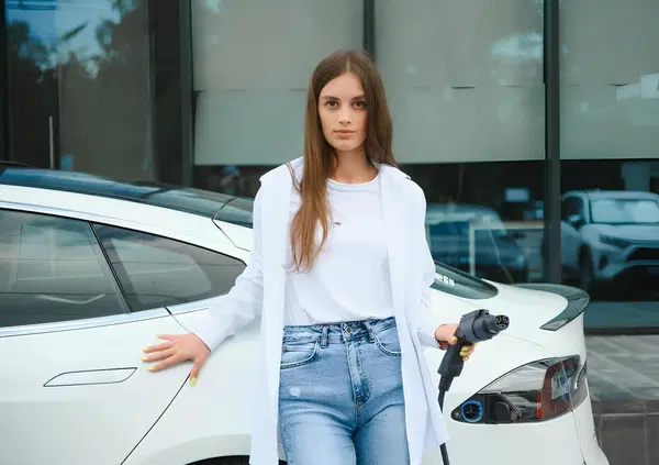 Incentivi auto elettriche, anche l&rsquo;ecobonus fa discutere: come hanno fatto a finire i fondi in poche ore? Con questo mercato dei mezzi a batteria...