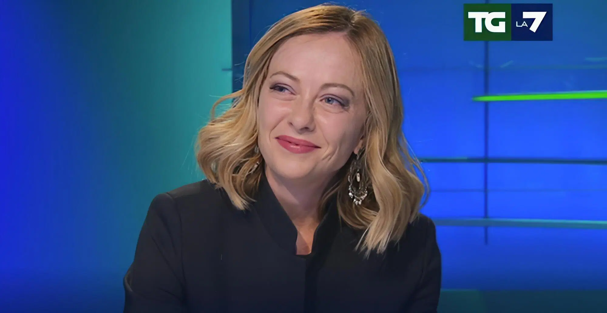 Giorgia Meloni durante l'intervista con Enrico Mentana al Tg La7