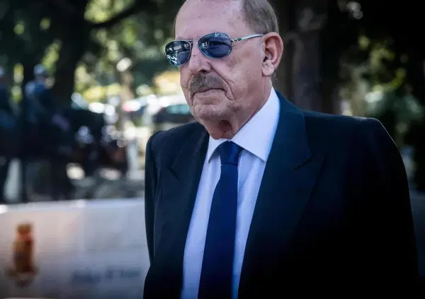 Ma com'&egrave; che Angelucci minaccia i giornalisti e nessuno dice niente? La risposta &egrave; nella sua storia, mai raccontata cos&igrave;. Le amicizie di destra e sinistra. I pestaggi di suoi collaboratori. E i salotti buoni di Milano che non vogliono saperne di loro...