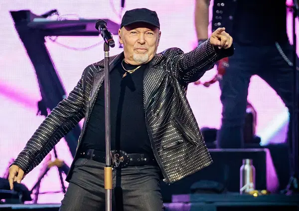 Vasco Rossi, Spagnoli racconta i concerti record a San Siro: &ldquo;Ultimo suo erede? Non all'altezza. Solo uno fa la storia&rdquo;. E su Sanremo, Ligabue, il tour 2025, i fan &ldquo;prepotenti&rdquo;...
