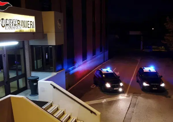 Che shock: dai carabinieri con il cadavere della moglie nel bagagliaio dell&rsquo;auto. Femminicidio a Modena?